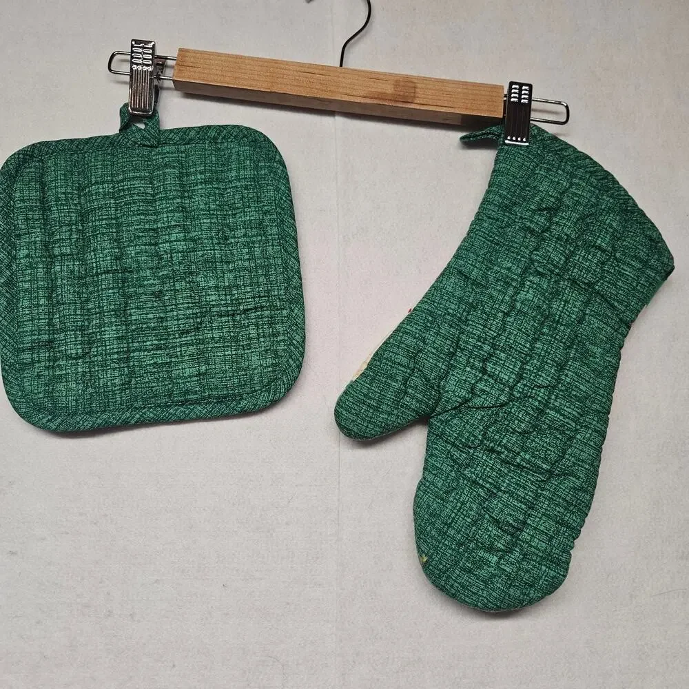 Mickey Mouse Christmas Vintage Kitchen Oven Mitt and Pot Holder